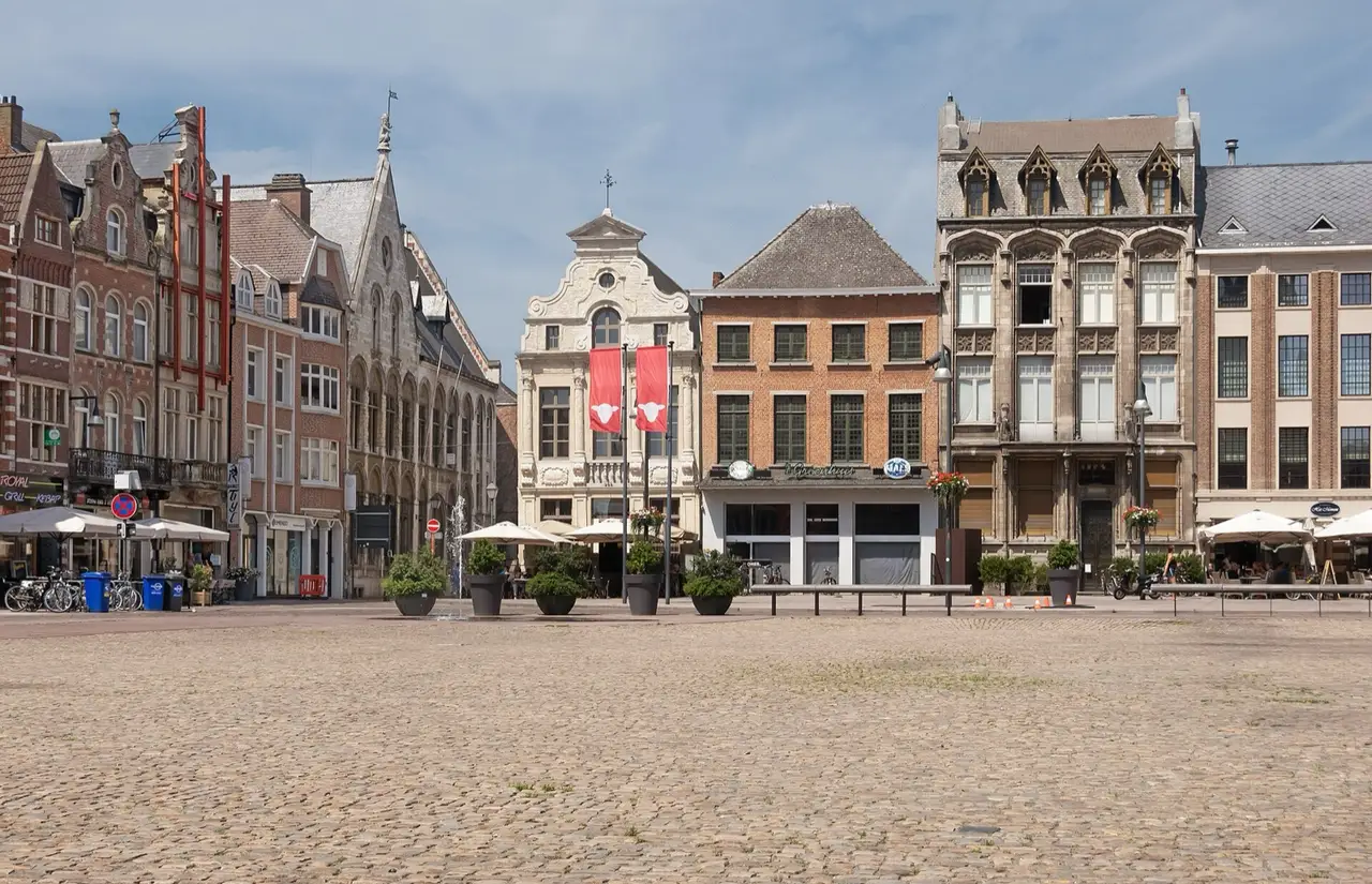 Gevels met ramen en deuren aan de Grote Markt in Lier