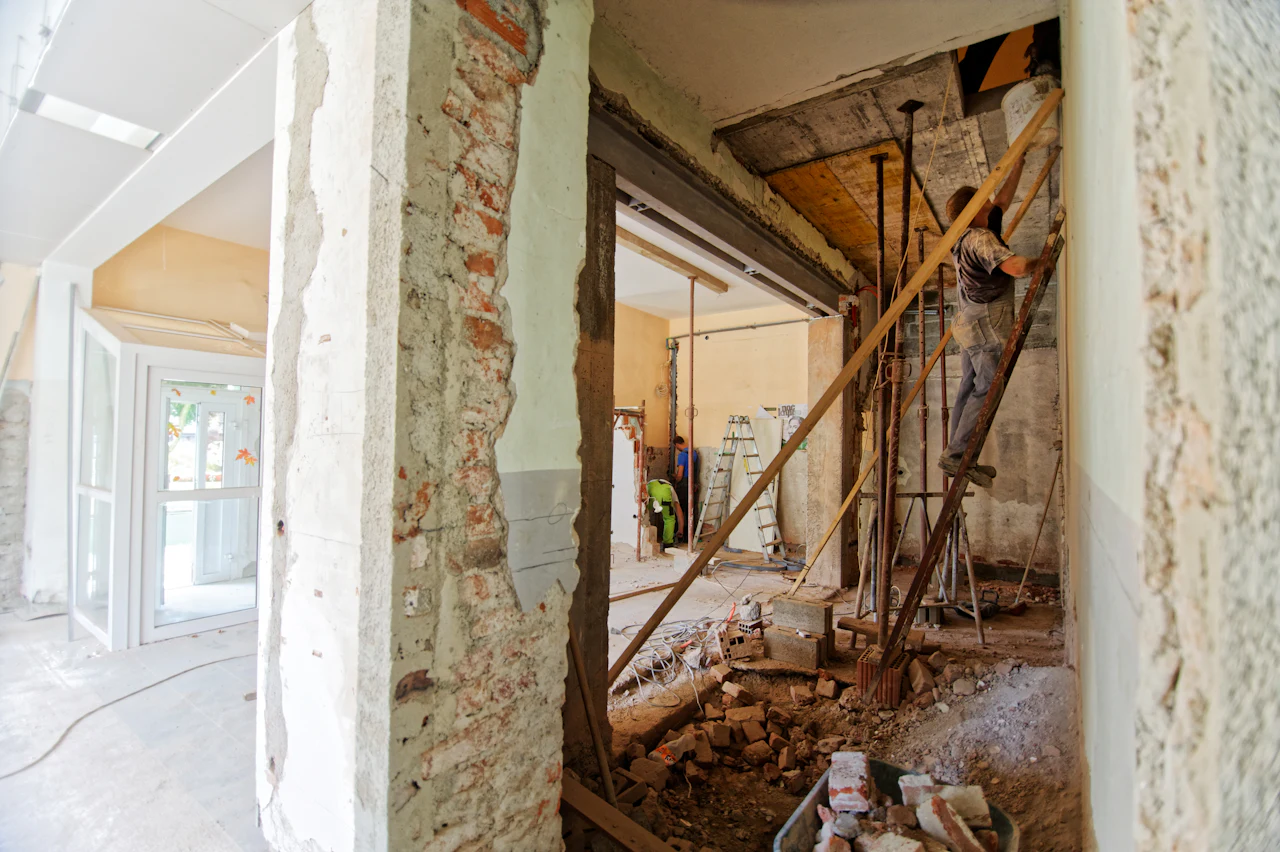 Verbouwing waarbij een oude muur is opengebroken naar de volgende kamer