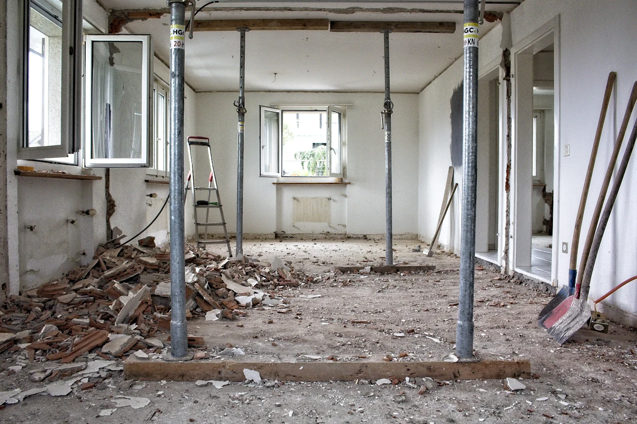 Kamer in verbouwing met stalen stempels onder het plafond