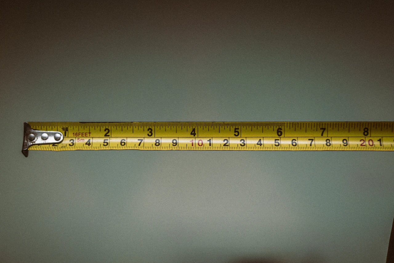 Uitgetrokken rolmeter tegen een effen achtergrond